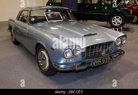 Vue avant des trois quarts d'un Blue, 1963, Lancia Flaminia GT 2.5 3 C, exposée au salon de voiture classique de Londres 2020 Banque D'Images