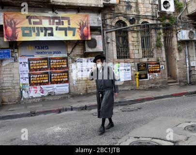 Jérusalem, Israël. 02 avril 2020. Un Juif ultra-orthodoxe porte un masque de protection contre le coronavirus, dans le quartier de Mea Shearim à Jérusalem, le jeudi avril. 2, 2020. Les cas de coronavirus ont sauté dans les villes ultra-orthodoxes israéliennes, en raison des préoccupations croissantes d'une épidémie majeure de COVID-19 dans les communautés religieuses. Photo par Debbie Hill/UPI crédit: UPI/Alay Live News Banque D'Images