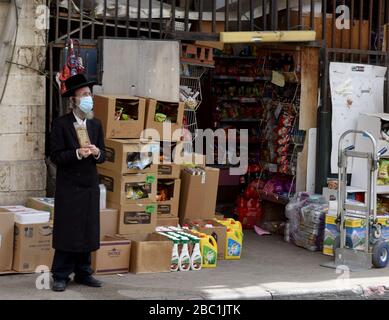 Jérusalem, Israël. 02 avril 2020. Un Juif ultra-orthodoxe porte un masque de protection contre le coronavirus, dans le quartier de Mea Shearim à Jérusalem, le jeudi avril. 2, 2020. Les cas de coronavirus ont sauté dans les villes ultra-orthodoxes israéliennes, en raison des préoccupations croissantes d'une épidémie majeure de COVID-19 dans les communautés religieuses. Photo par Debbie Hill/UPI crédit: UPI/Alay Live News Banque D'Images