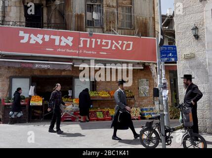 Jérusalem, Israël. 02 avril 2020. Les Juifs ultra-orthodoxes marchent sans masques de protection contre le coronavirus, dans le quartier de Mea Shearim à Jérusalem, jeudi avril. 2, 2020. Les cas de coronavirus ont sauté dans les villes ultra-orthodoxes israéliennes, en raison des préoccupations croissantes d'une épidémie majeure de COVID-19 dans les communautés religieuses. Photo par Debbie Hill/UPI crédit: UPI/Alay Live News Banque D'Images