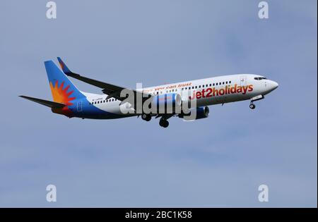 Un Jet2holidays Boeing 737 Airliner, G-JZHA, atterrissage à l'aéroport de Birmingham, Angleterre, Royaume-Uni. Banque D'Images