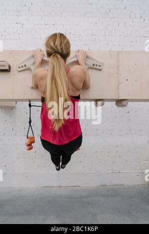Femme qui fait des pull-ups avant de monter Banque D'Images