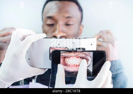 Dentiste prenant photo des dents avec un appareil photographique spécial Banque D'Images