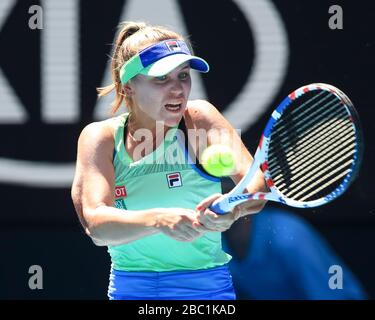 Joueur américain de tennis Sofia Kenin jouant une balle dans l'arrière-plan dans le tournoi australien Open 2020 de tennis, Melbourne Park, Melbourne, Victoria, Australie Banque D'Images