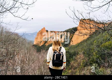 Randonneur féminin sur un point de vue, regardant Mina de Oro Romana, ancienne mine d'or, Las Medulas, Castille et Leon, Espagne Banque D'Images