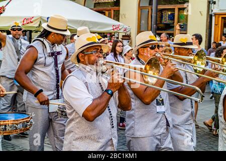 Musiciens participant à un défilé de carnaval lors du Festival International du Théâtre à Sibiu, Roumanie. Juin 2017. Banque D'Images