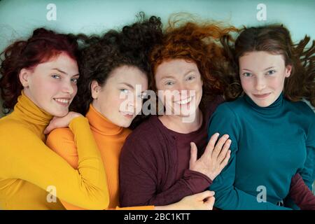 Portrait de la mère heureuse et de ses trois filles Banque D'Images