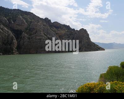 L'eau qui coule au réservoir et au barrage Buffalo Bill au Wyoming, bordée de roches pittoresques et de formations géologiques au Wyoming. Banque D'Images