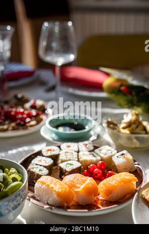 Espagne, assiette de sushis prêts à manger sur la table à manger Banque D'Images