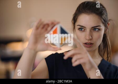 Portrait de la jeune femme organisant la gestion du temps avec cube Banque D'Images