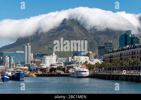 Le Cap, Afrique du Sud. 2019. Vue panoramique sur le front de mer et le nuage qui s'infiltre au sommet de la montagne de la Table. Banque D'Images