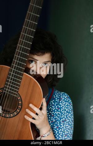 Portrait of young woman with guitar Banque D'Images