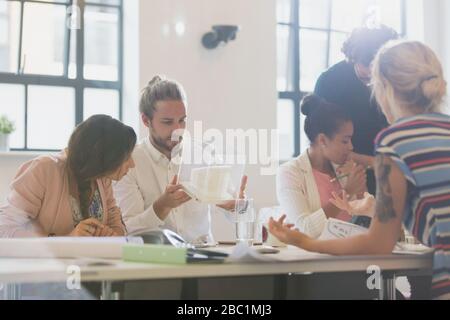Architectes examinant le modèle dans la salle de conférence Banque D'Images