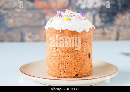 Kulich aux raisins secs - pain sucré orthodoxe de Pâques servi sur une assiette. Gros plan. Banque D'Images