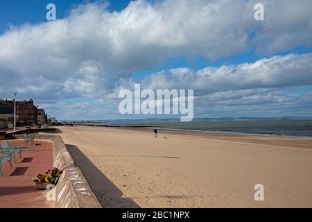 Portobello, Édimbourg, Écosse, Royaume-Uni. 2 avril 2020. En milieu d'après-midi, le photographe de l'exercice autorisé porte un masque témoins de la plage presque déserte et des bancs vacants en raison des effets du public adhérant aux avertissements de séjour à la maison et du message du gouvernement sur les dangers du Coronavirus de Covid-19. Banque D'Images