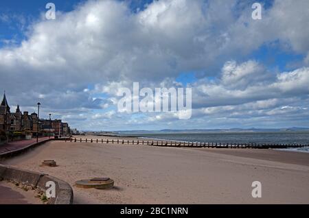 Portobello, Édimbourg, Écosse, Royaume-Uni. 2 avril 2020. En milieu d'après-midi, le photographe de l'exercice autorisé porte un masque témoins de la plage presque déserte et des bancs vacants en raison des effets du public adhérant aux avertissements de séjour à la maison et du message du gouvernement sur les dangers du Coronavirus de Covid-19. Banque D'Images