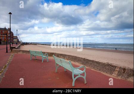 Portobello, Édimbourg, Écosse, Royaume-Uni. 2 avril 2020. En milieu d'après-midi, le photographe de l'exercice autorisé porte un masque témoins de la plage presque déserte et des bancs vacants en raison des effets du public adhérant aux avertissements de séjour à la maison et du message du gouvernement sur les dangers du Coronavirus de Covid-19 Banque D'Images