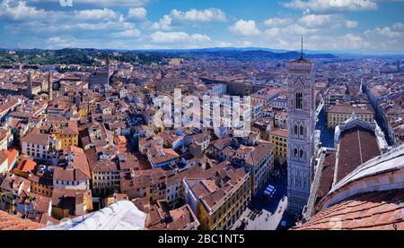 Florence, Italie - 29 juin 2018 : Panorama de la cathédrale, dôme de Brunelleschi, Campanile di Giotto, Piazza del Duomo, Firenze, Toscane, Italie Banque D'Images