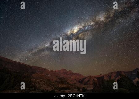 Une photo magique du ciel nocturne de la voie laiteuse du centre galactique s'élevant au-dessus de la spectaculaire chaîne de montagnes Drakensberg en Afrique du Sud. Banque D'Images