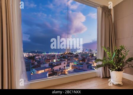 Vue sur la ville de Nha Trang depuis la fenêtre de la chambre Banque D'Images