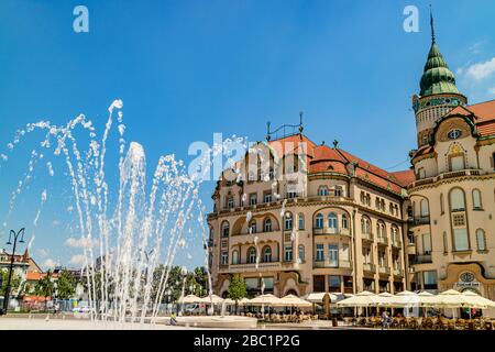 Le Palais de l'aigle noir de style sécession sur la place Union dans le centre-ville d'Oradea, en Roumanie. Juin 2017. Banque D'Images