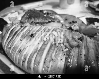 calmar grillé avec laitue et sauce au citron savoureuse aux épices Banque D'Images