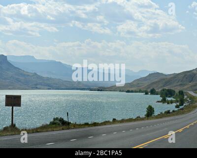 Réservoir et barrage Buffalo Bill le long de la North Fork Highway dans le Wyoming. Banque D'Images