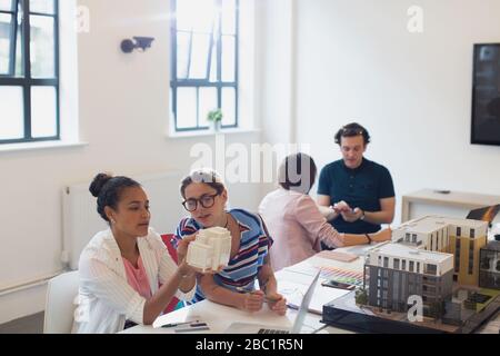 Architectes examinant le modèle dans la salle de conférence Banque D'Images