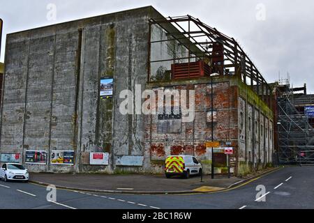 Un ancien bâtiment d'usine/d'entrepôt en attente de conversion à la périphérie de la zone commerçante Gloucester Quays, la zone de quais redéveloppée de la ville. Banque D'Images