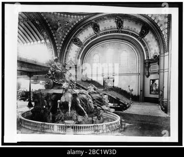 Grand Vestibule et fontaine Bartholdi dans la Galerie des machines, exposition Paris, 1889 Banque D'Images