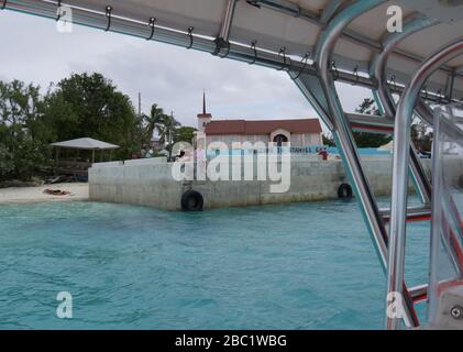 Staniel Cay, Exuma Cays - Janvier 2018: Un couple est assis sur le quai de Staniel Cay, l'une des belles îles dans les Cays d'Exuma. Banque D'Images