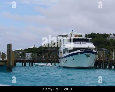 Staniel Cay, Exuma Cays - Janvier 2018: Un grand yacht amarré au quai de Staniel Cay, l'une des belles îles dans les Cays d'Exuma. Banque D'Images