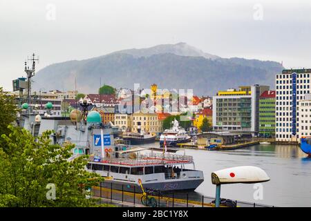 Vue sur Bryggen le jour des pluies d'été, Bergen, Norvège.un quai médiéval dans le quartier historique du port connu pour ses maisons en bateau colorées et revêtues de bois. Banque D'Images