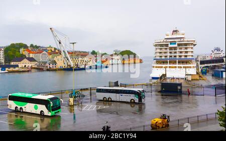 Vue sur Bryggen le jour des pluies d'été, Bergen, Norvège.un quai médiéval dans le quartier historique du port connu pour ses maisons en bateau colorées et revêtues de bois. Banque D'Images