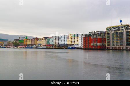 Vue sur Bryggen le jour des pluies d'été, Bergen, Norvège.un quai médiéval dans le quartier historique du port connu pour ses maisons en bateau colorées et revêtues de bois. Banque D'Images