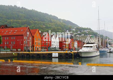 Vue sur Bryggen le jour des pluies d'été, Bergen, Norvège.un quai médiéval dans le quartier historique du port connu pour ses maisons en bateau colorées et revêtues de bois. Banque D'Images