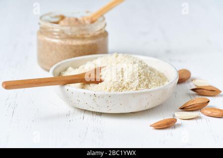 Farine d'amandes alternative. Amandes écrasées, hachées dans un mixeur, assiette, cuillère, noix Banque D'Images