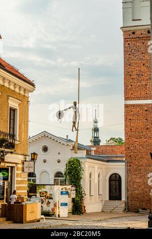 Sculpture d'un marcheur de la corde raide traversant une rue sur un fil, Sandomierz, Pologne. Juin 2017. Banque D'Images