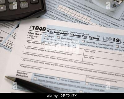 Un formulaire IRS 1040 pour l'année d'imposition 2019 est présenté en 2020. La date limite de dépôt des déclarations fiscales de l'IRS du Service du revenu interne a été reportée en 2020, d'avril au 15 juillet. Banque D'Images