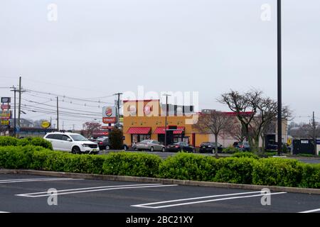 Les automobiles sont destinées à la restauration rapide dans l'est du Nouveau-Brunswick, au New Jersey, pendant la pandémie du virus de Corona Covid-19 Banque D'Images
