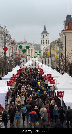 Vilnius/Lituanie - 07 03 2020: Les gens pendant la fête de Saint-Casimir. Beaucoup de gens dans la rue bondée d'un salon malgré LE virus CORONA qui respire à leur dos Banque D'Images