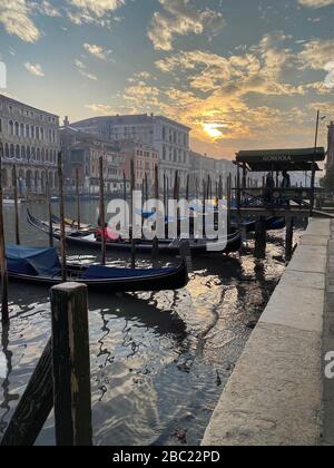 Les gondoles ont amarré dans la ville historique de Venise Banque D'Images