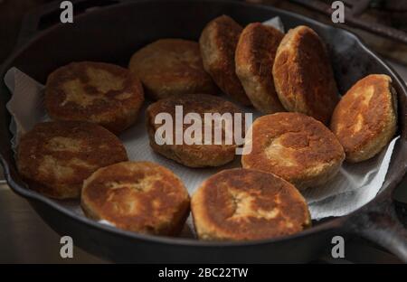 Frit dans l'huile de coco, poêle top brun doré farine de blé entier et flocons d'avoine dans une poêle, populaire ouest indien savoureux délicieux repas sain petit déjeuner Banque D'Images