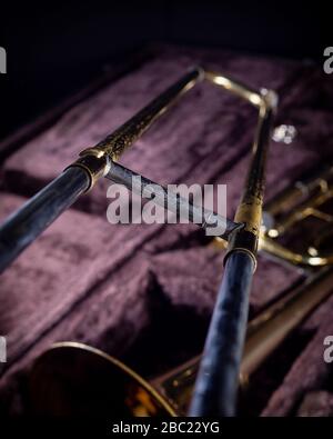 Yamaha YBL-421 G Bass trombone avec F Attachment in Dark Velvet-Lined Hard case glisser vers le haut sur fond noir foncé Banque D'Images