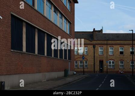 Stockage autonome magenta, 54-58 Stanley Gardens, East Acton, Londres, Royaume-Uni Banque D'Images