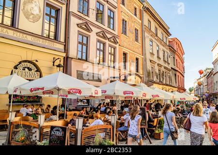 Restaurants animés avec places en plein air sur le rynek ou la place du marché de la vieille ville de Lublin. Lublin, Pologne. Juin 2017. Banque D'Images