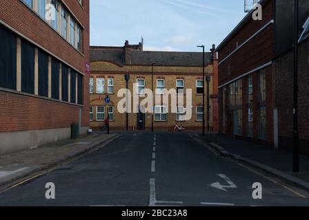 Stockage autonome magenta, 54-58 Stanley Gardens, East Acton, Londres, Royaume-Uni Banque D'Images