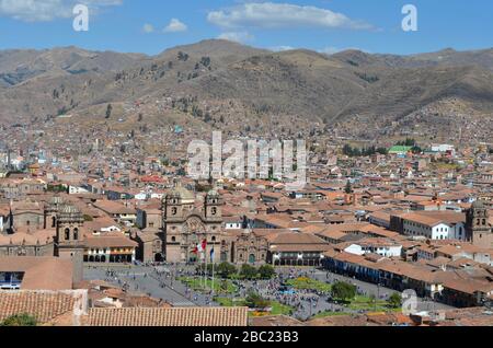 Vue sur le centre historique avec la Plaza de Armas de Cuzco, au Pérou Banque D'Images