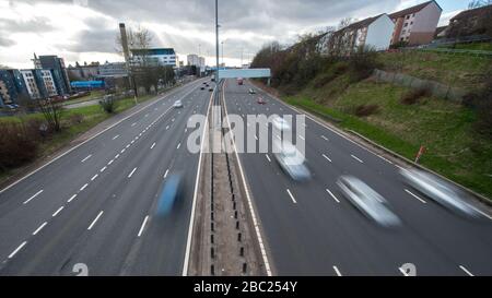 Photo : Glasgow, Royaume-Uni. 2 avril 2020. Photo : l'autoroute M 8 est une entreprise que la normale pendant le Lockdown de la Covid19. Depuis que le gouvernement a imposé un large verrouillage au Royaume-Uni, les routes et les rues depuis quelques semaines ont été comme une ville fantôme, mais aujourd'hui, les routes sont plus fréquentées de bronzage ce qui serait attendu pour la période de verrouillage. Crédit : Colin Fisher/Alay Live News Banque D'Images