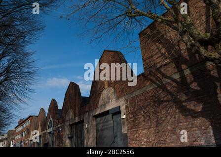 Gambrel Roof Mansard toit Gables néerlandais sur ateliers garages automobiles à 60 - 66 Stanley Gardens, East Acton, Londres, Banque D'Images